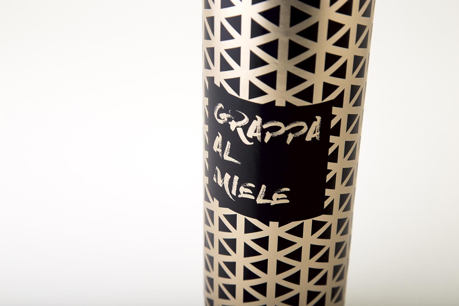 沖擊力強的蜂蜜酒包裝設(shè)計(圖2) 沖擊力強的蜂蜜酒包裝設(shè)計(圖2)