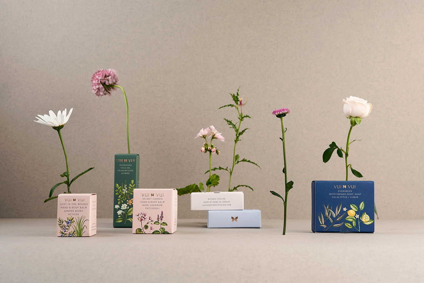 能讓人想起傳統(tǒng)的植物學(xué)書(shū)籍的護(hù)膚品包裝設(shè)計(jì)(圖13) 能讓人想起傳統(tǒng)的植物學(xué)書(shū)籍的護(hù)膚品包裝設(shè)計(jì)(圖13)