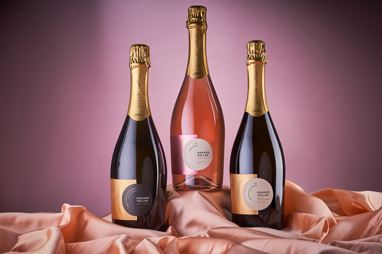 現(xiàn)代簡潔的起泡酒包裝設(shè)計參考(圖1) 現(xiàn)代簡潔的起泡酒包裝設(shè)計參考(圖1)