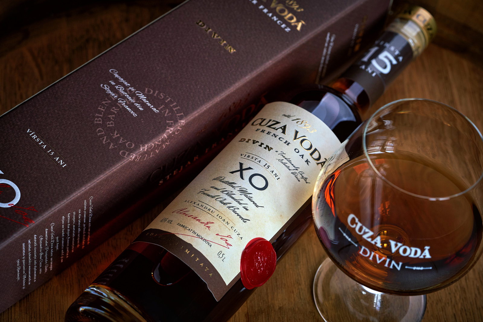 復(fù)古風(fēng)格的白蘭地酒包裝這樣設(shè)計(jì)(圖1)