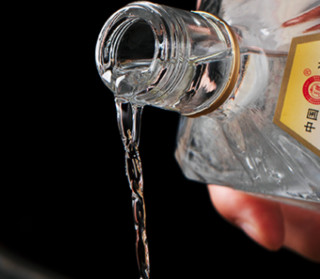 創(chuàng)意酒包裝設(shè)計玉蟬老酒大曲濃香型白酒產(chǎn)品包裝設(shè)計欣賞(圖7) 創(chuàng)意酒包裝設(shè)計玉蟬老酒大曲濃香型白酒產(chǎn)品包裝設(shè)計欣賞(圖7)